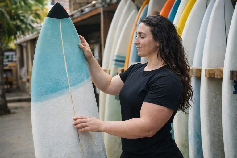 Comment trouver une planche de surf adaptée à son style et à son niveau ?