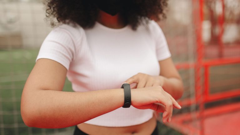 Montre connectée femme à petit écran : les 7 meilleurs modèles de sport