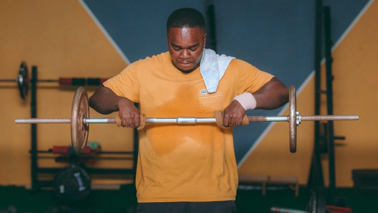 Acromion qui ressort en musculation : comment protéger vos épaules
