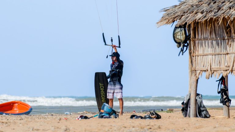 Aile kitesurf : choix des riders pros selon vent, niveau et discipline