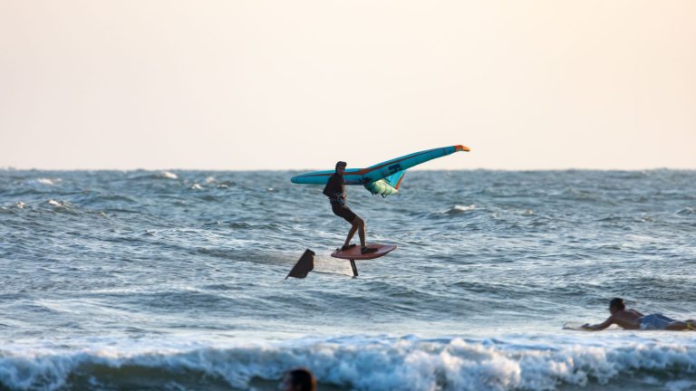 Wingfoil à La Baule : pourquoi les champions locaux progressent 3 fois plus vite que la moyenne nationale