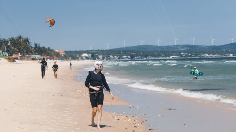 Poncho de kitesurf : pourquoi les riders français abandonnent les marques incontournables pour les startups éco-responsables