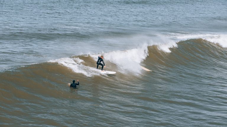 Surf à La Baule : spots secrets que les écoles ne veulent pas partager et comment lire les prévisions pour connaître les conditions réelles
